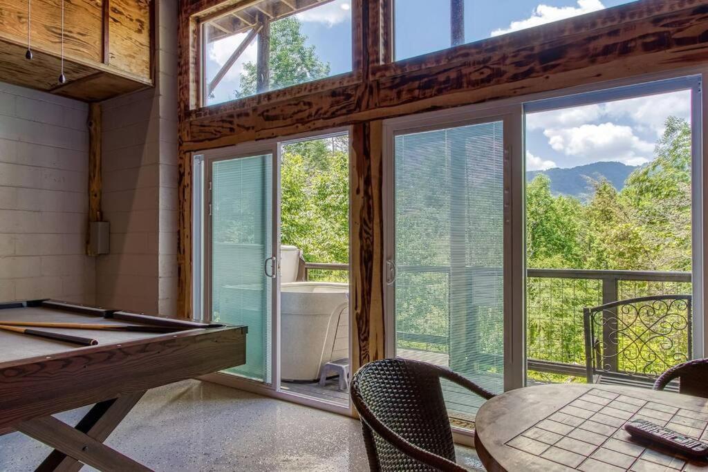 The Log Castle~Stunning Mountain Views~Hot Tub Villa Sevierville Bagian luar foto